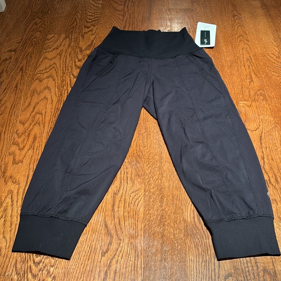 NWT size 2 lululemon in flux cropped joggers - Picture 2 of 8